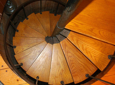 wooden-residential-spiral-staircase-design
