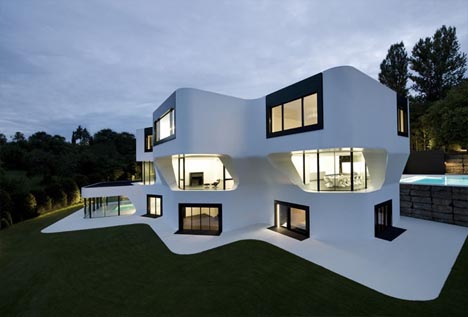 curved-modern-house-outside