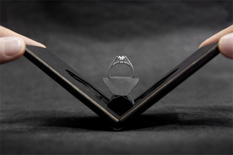 Exquisite Spinning Engagement Ring Box 