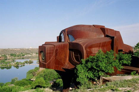 steel-curved-futuristic-house-design-z