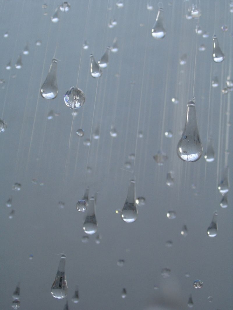 В окна стучали крупные дождевые капли. Капли воды. Капли дождя. Капли на стекле. Падающие капли воды.