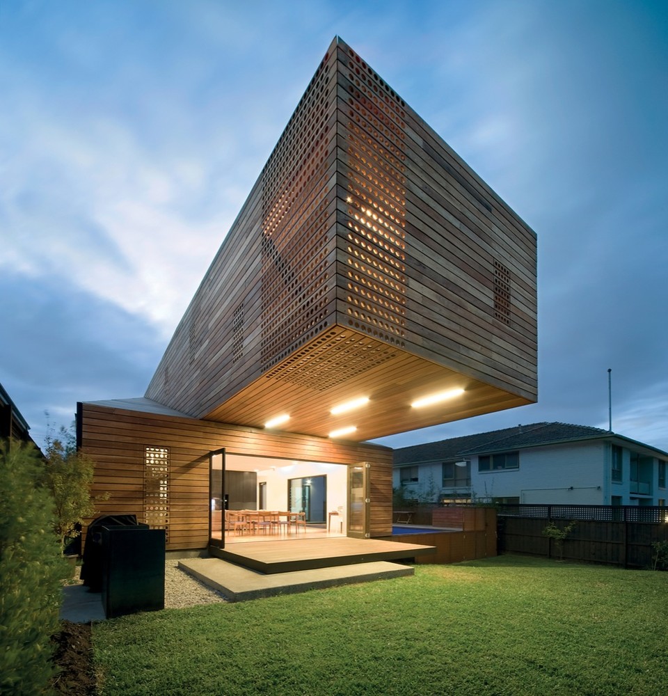 Cantilevered Trojan House