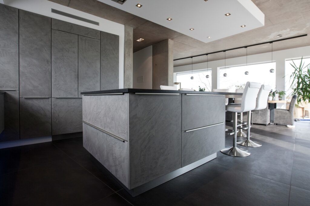 KicheDesign minimalist kitchen in gray