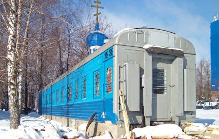 Train cars turned into Russian churches