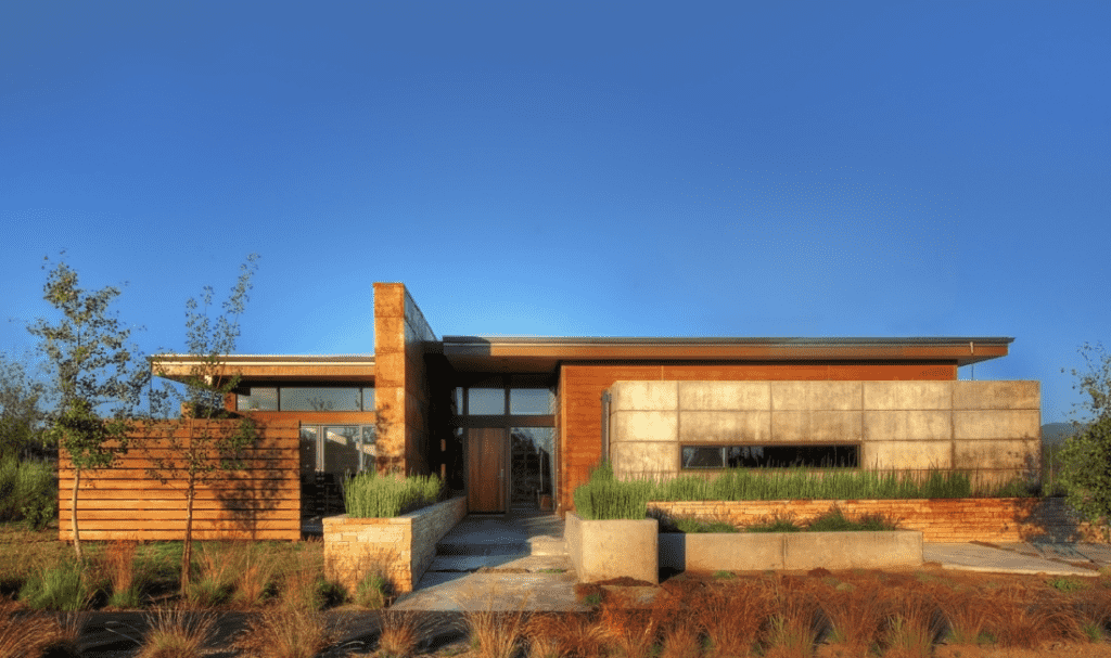 Pique rammed earth home