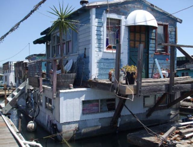 floating-retro-houseboats