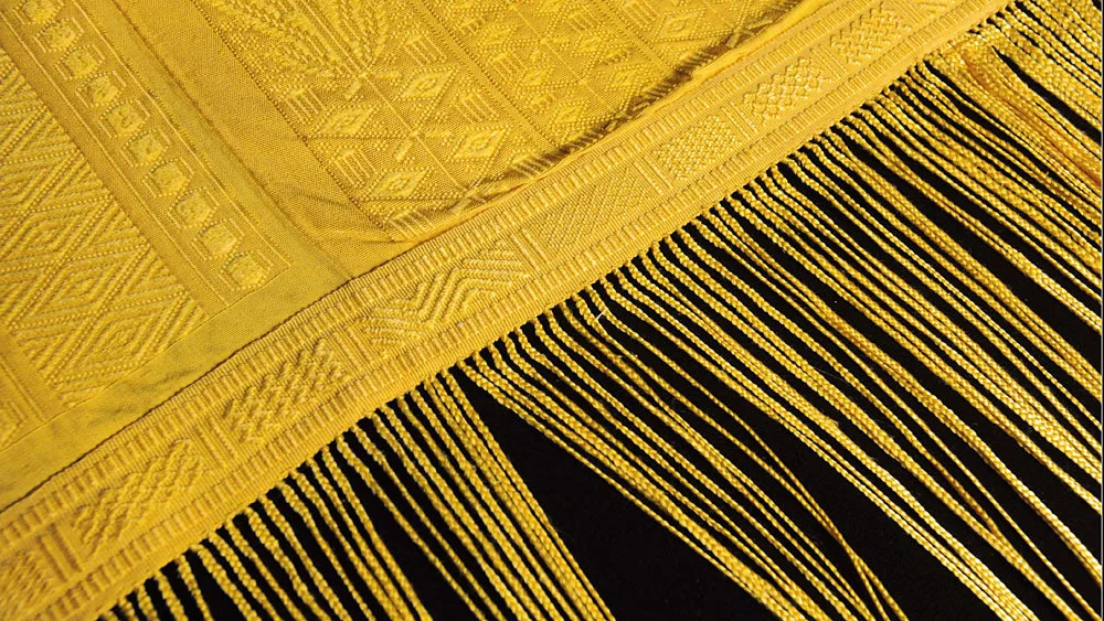 Golden-spider-silk-tapestry