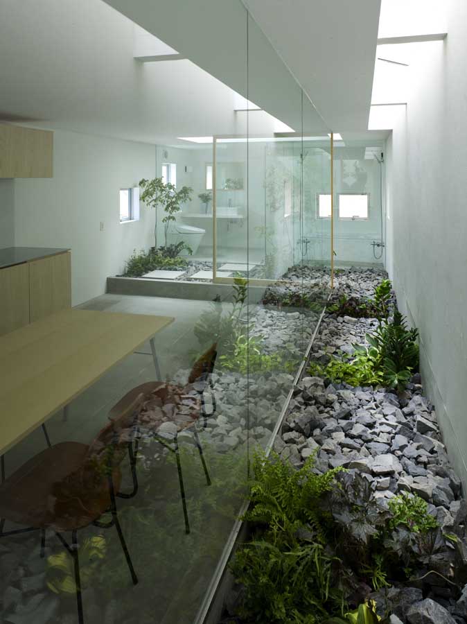 house in moriyama glass wall'