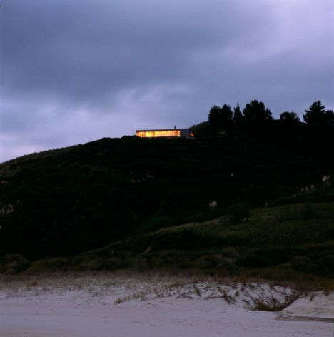 New Zealand beach house on a cliff