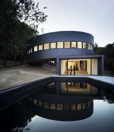 360 Degree Spiraling Round House Designs Ideas on Dornob