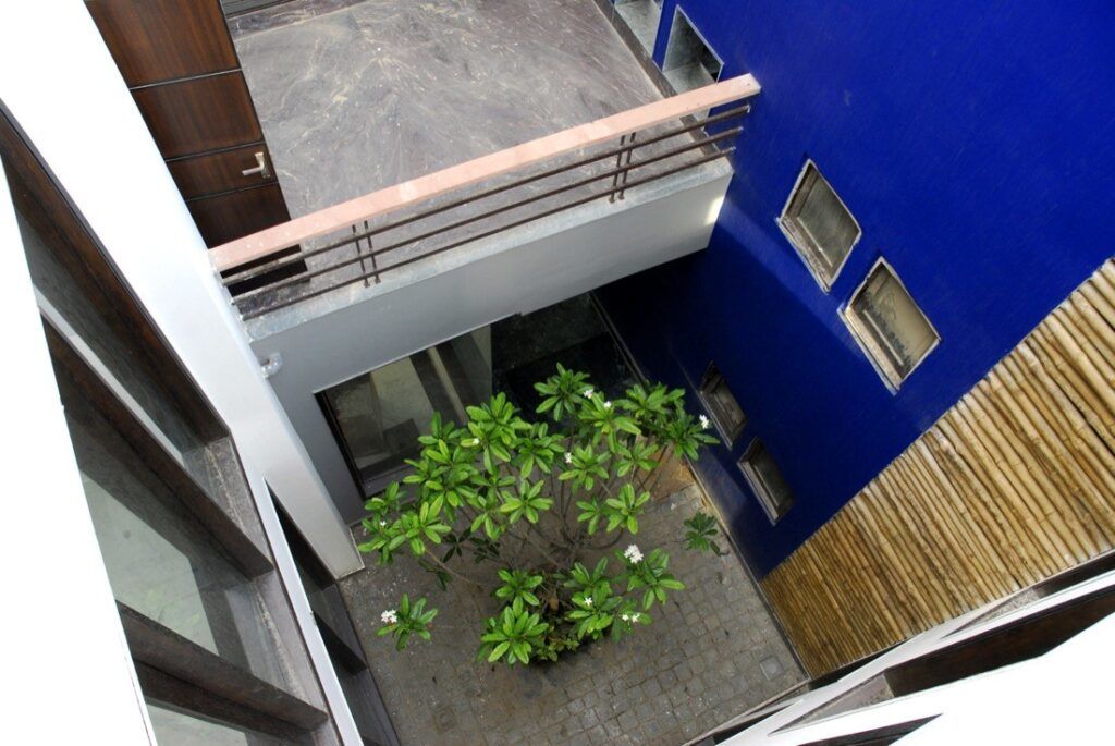 Gairola House by Anagram Architects courtyard