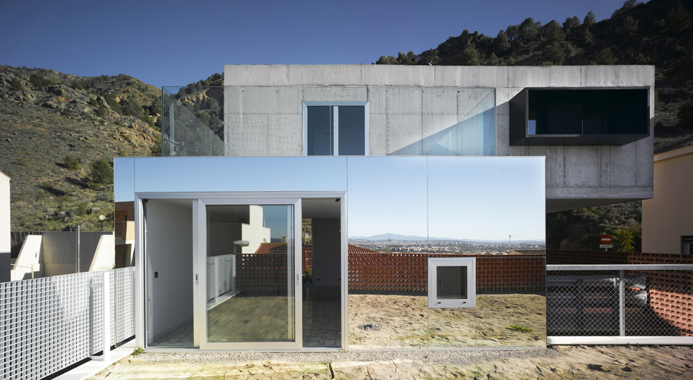 Cantilevered duplex in Spain mirrored