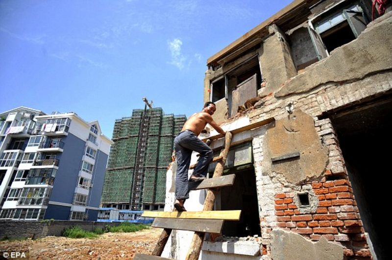 Nail House in China Luo Baogen resisting development
