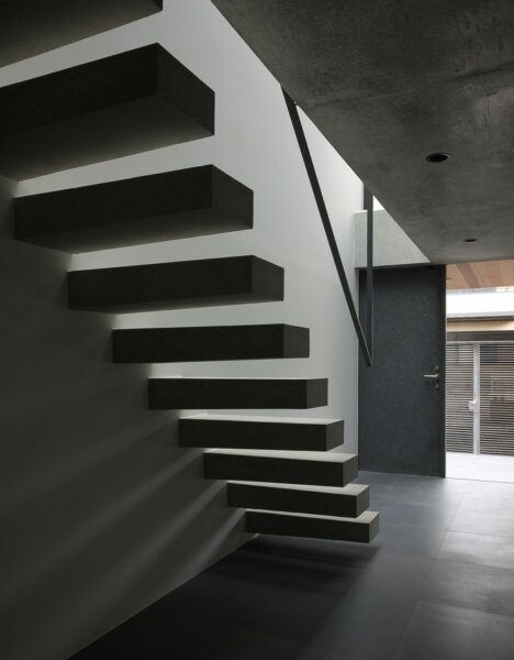 Flow house cantilevered stairs