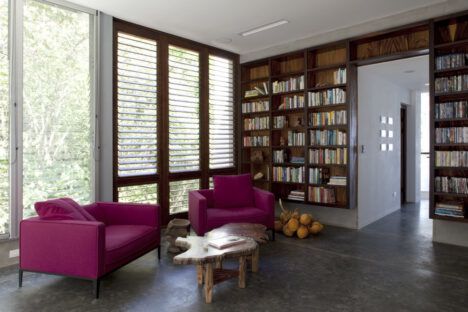 Casa Torcida library