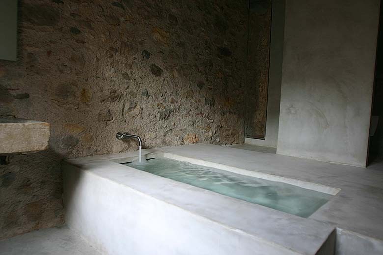 Medieval house renovation Spain bath