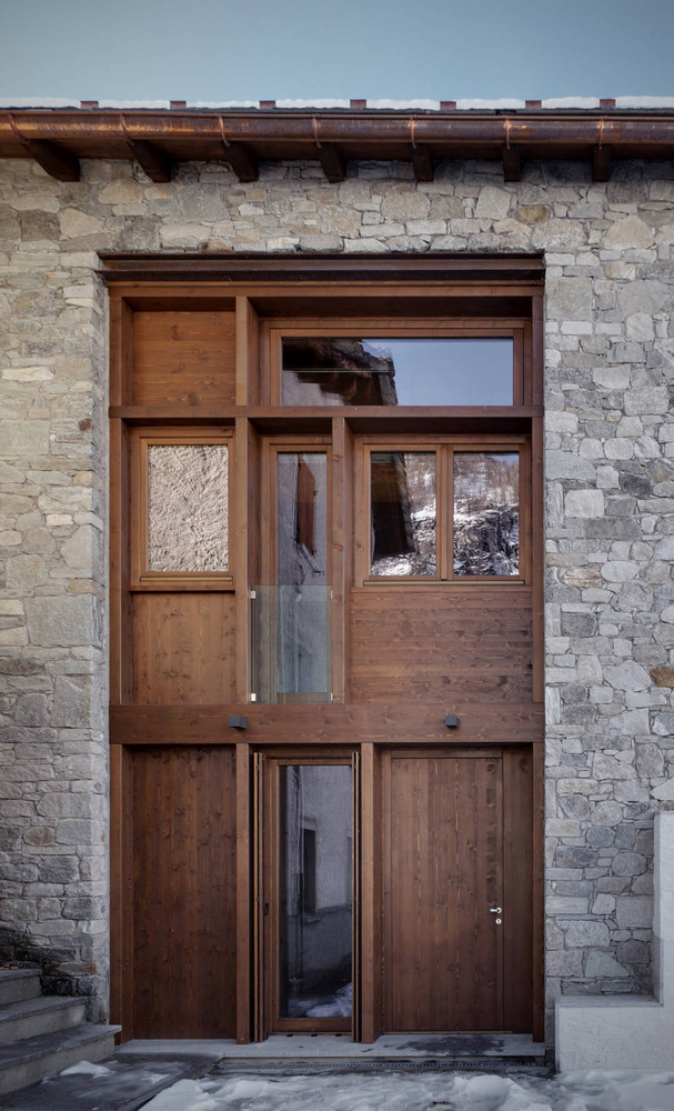 UP House wooden door detail