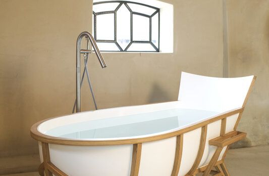Evolution tub in bathroom