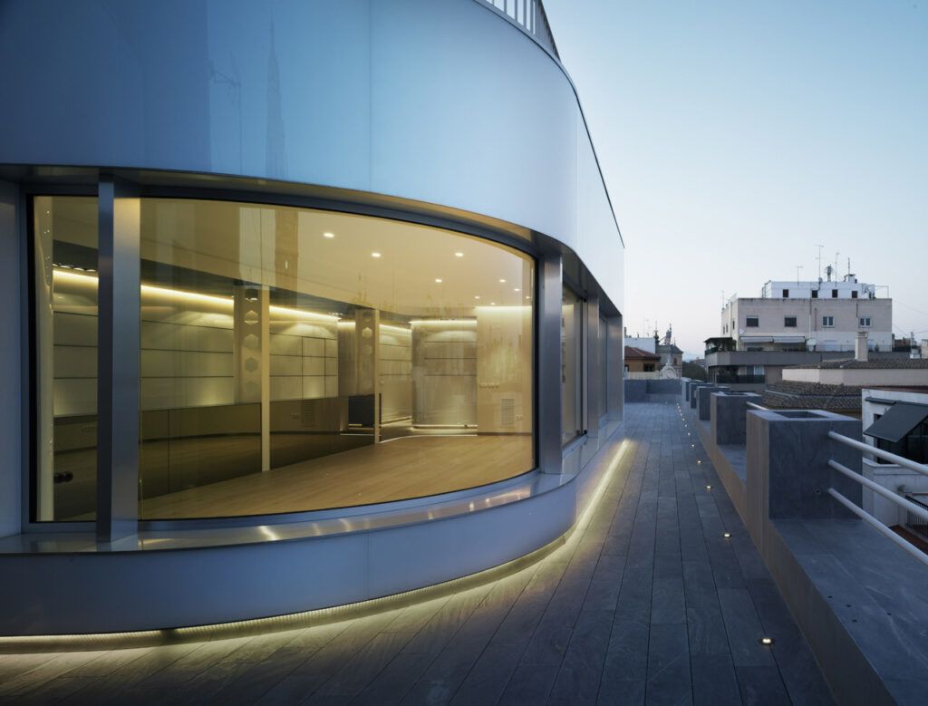 Penthouse remodel in Spain curving top