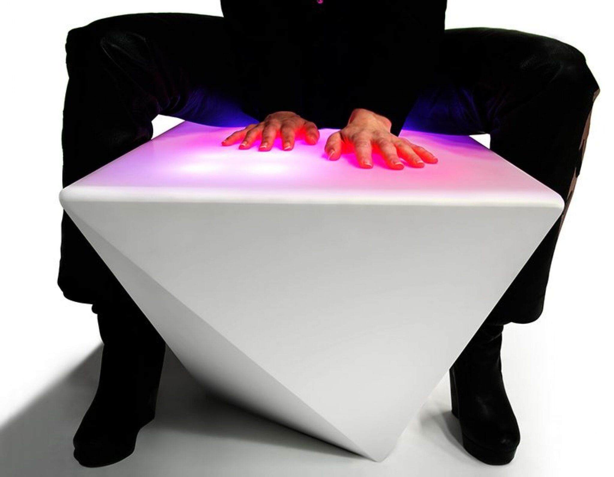 Interactive light. Стол светящийся реагирующий на касание. Стол реагирует на прикосновения. Интерактивная мебель. Материал реагирующий на прикосновение.