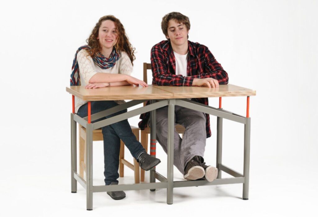 Earthquake-proof desk students