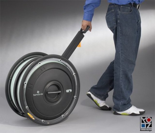 Pulling the rolling wheel suitcase