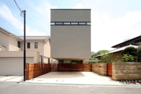 Cantilevered concrete home in Japan front
