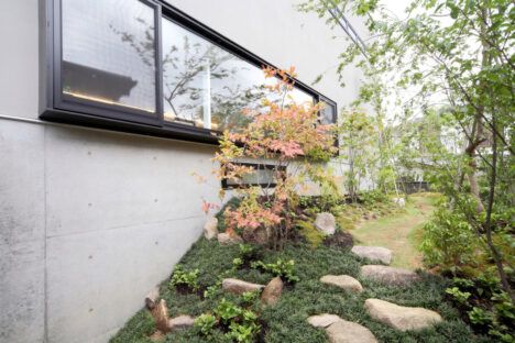 Cantilevered concrete home in Japan green space