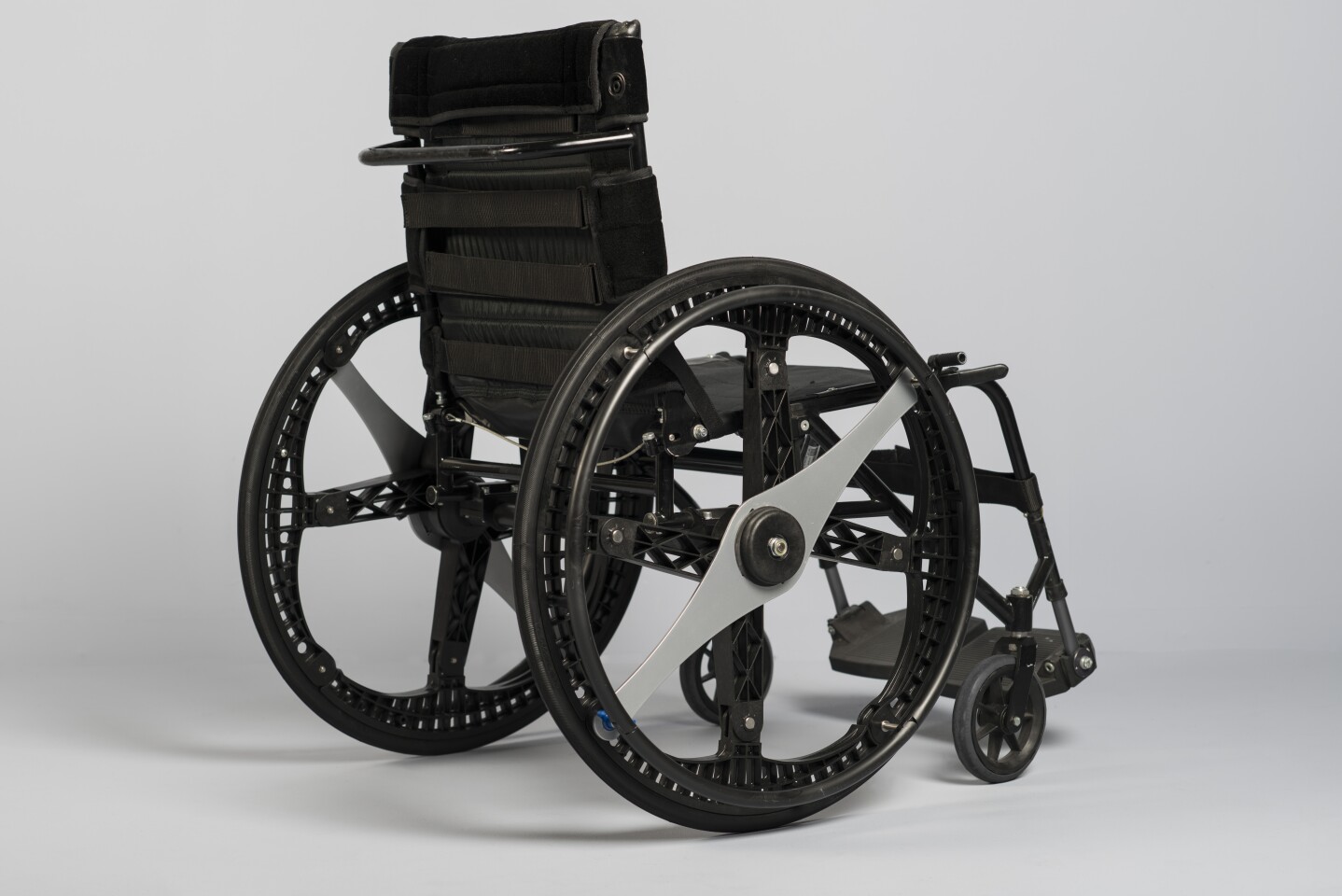 Brilliant Folding Wheel Rolls in a Wheelchair Revolution | Designs ...