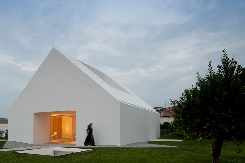 stunning home in leiria by aires mateus at dusk