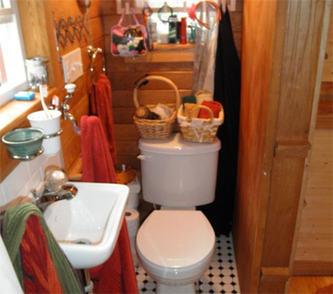 tiny-house-family-bathroom