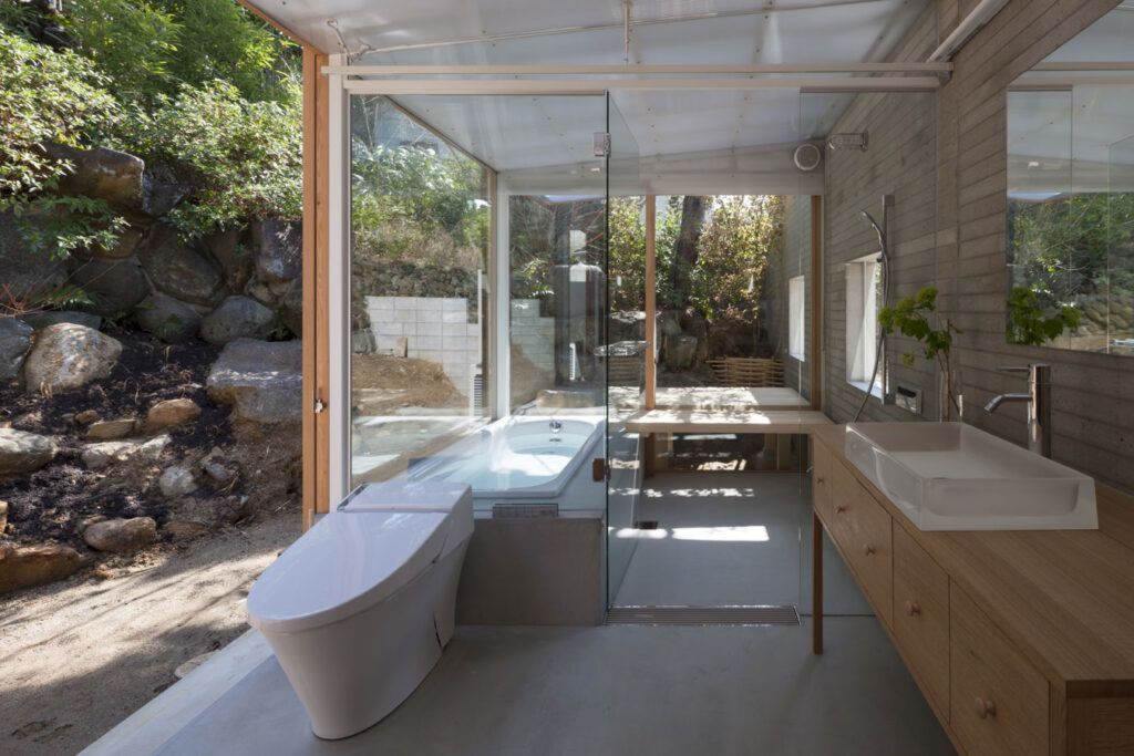 Tato Ishikiri's House Japan outdoor bathroom