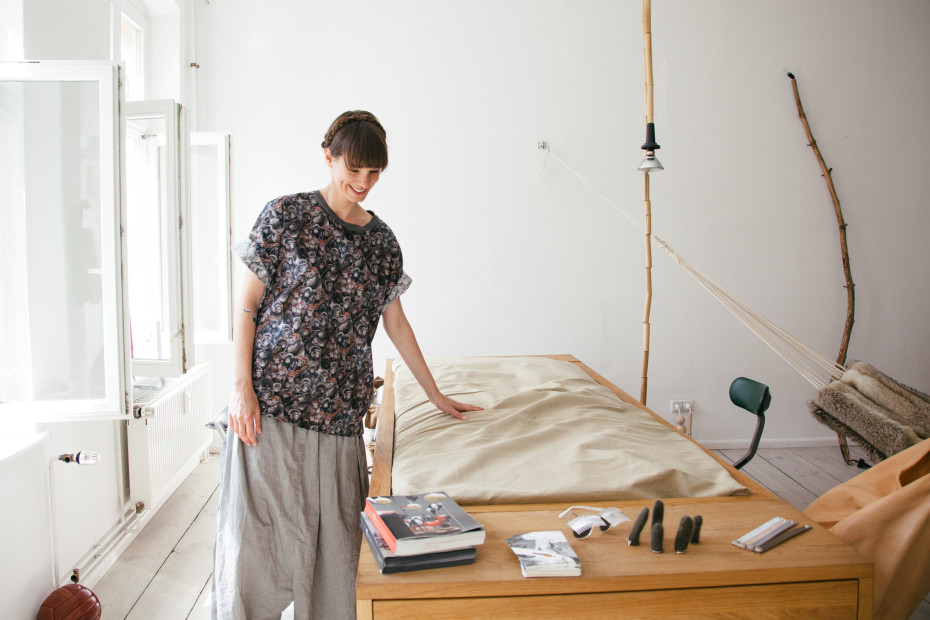 Mira Schroder transformed desk into bed