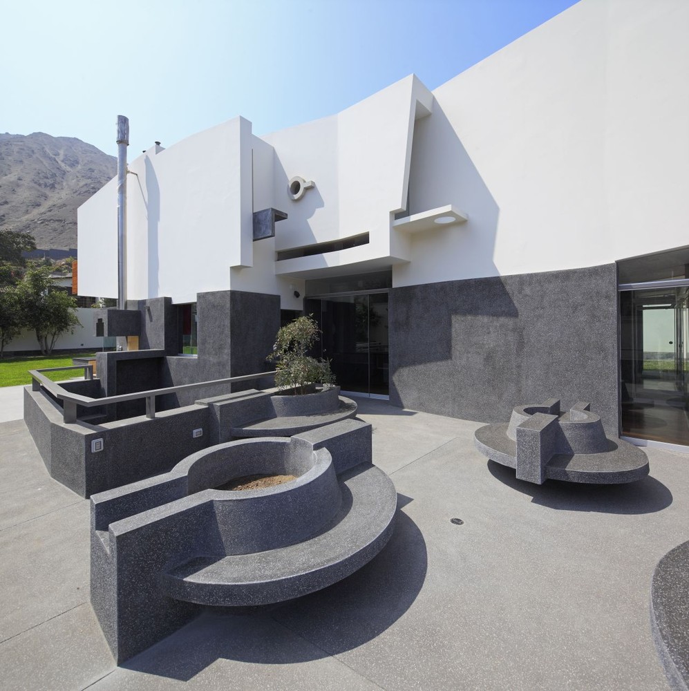 Modern Design Home in Peru patio
