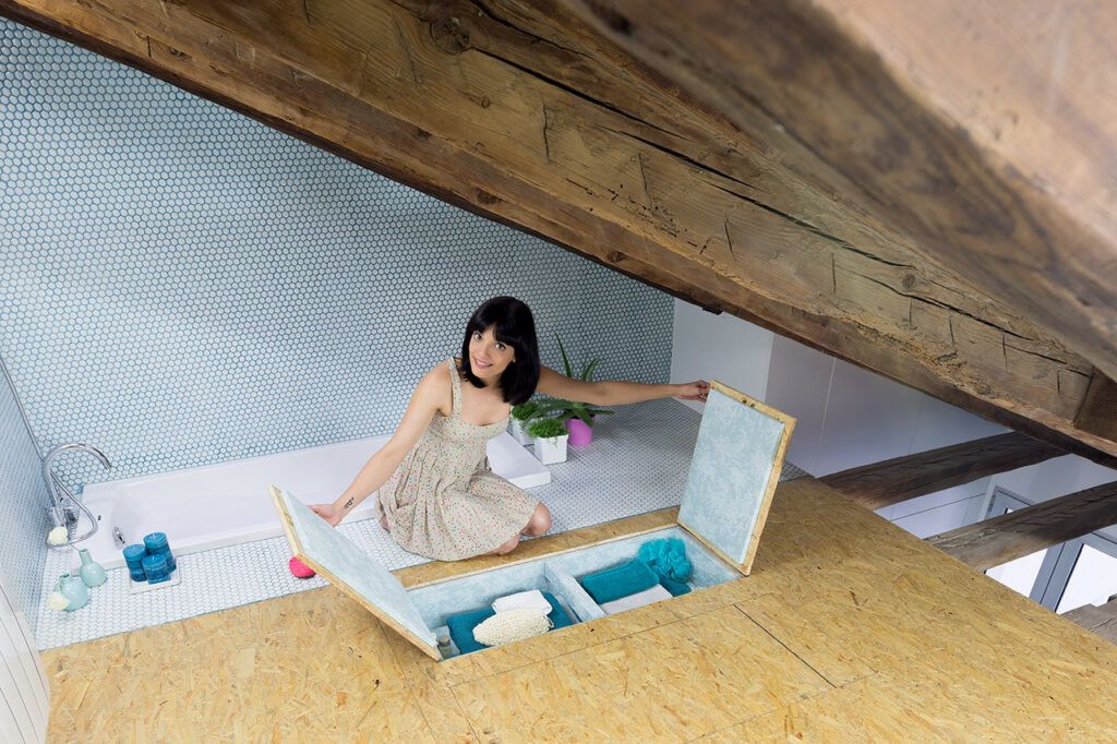 Didodomestic attic apartment bathroom storage