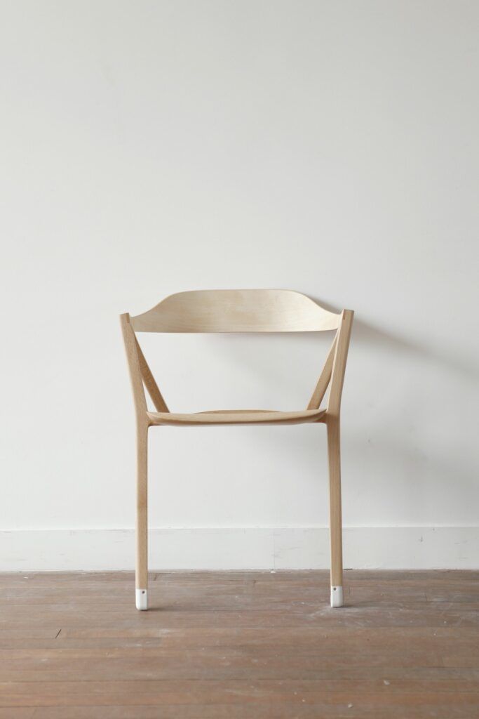 Two-legged chair inacitivite