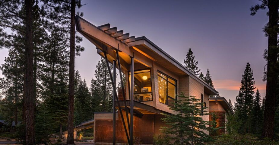 California mountain house Sage Architecture cantilevered