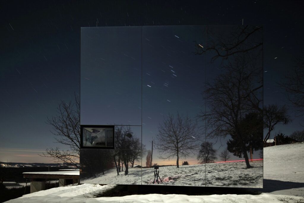 Mirrored cabin Casa Invisible at night