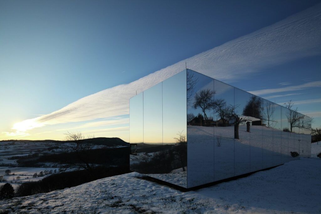 Mirrored cabin Casa Invisible daytime