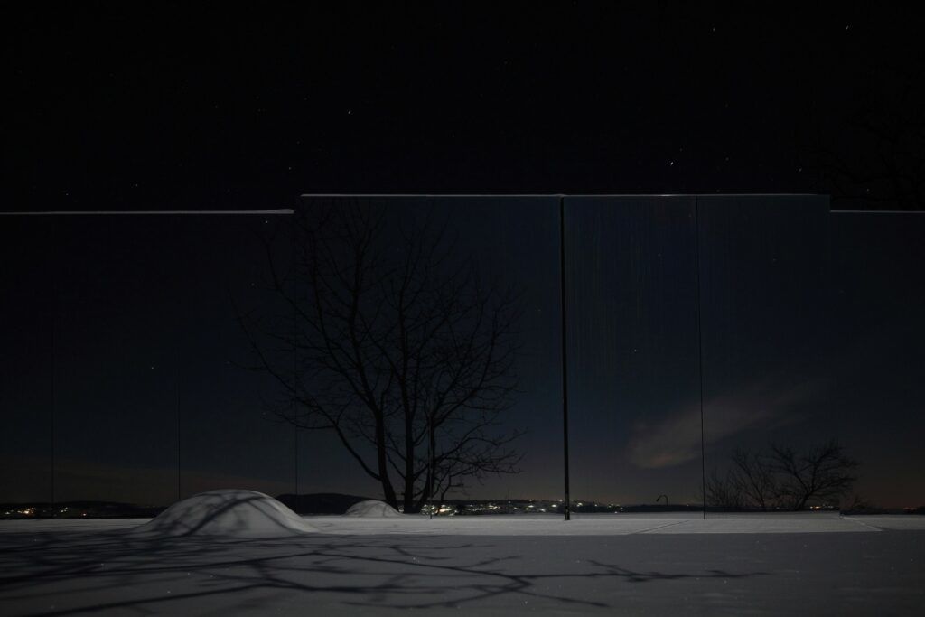 Mirrored cabin Casa Invisible disappears