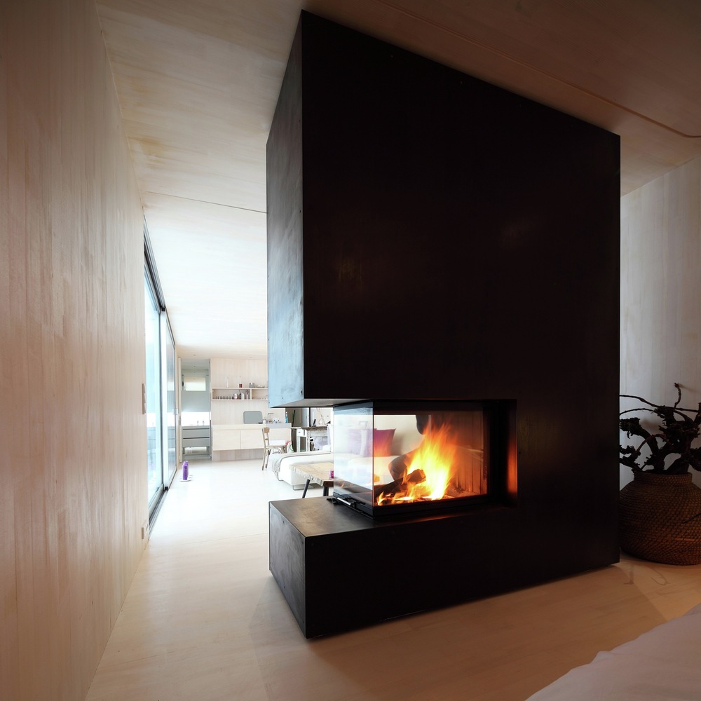 Mirrored cabin Casa Invisible fireplace