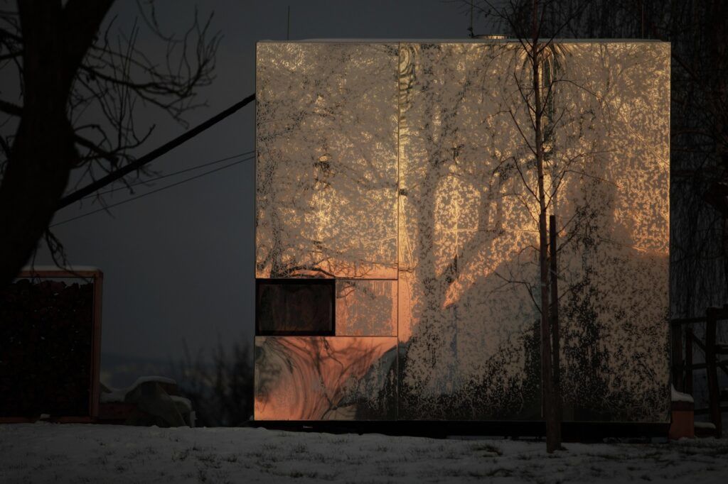 Mirrored cabin Casa Invisible icy