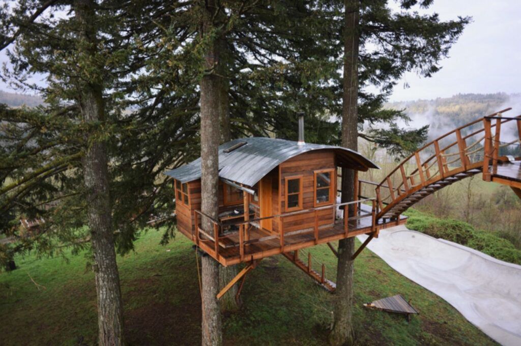 Treehouse with its own Skate Park lwoer