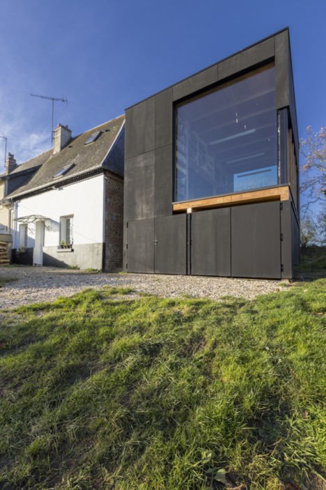 Lookout House: Elevated Glass Residence Inspired by Observatories