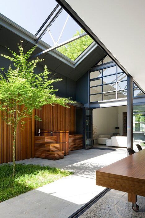 Corben Architects warehouse home courtyard