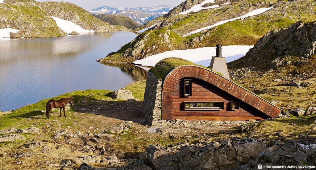 tiny norwegian hunting cabin