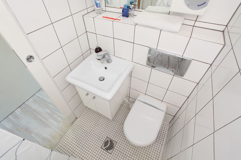 Hanczar tiny apartment bathroom