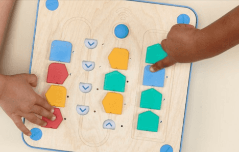 children playing with cubetto the programming robot