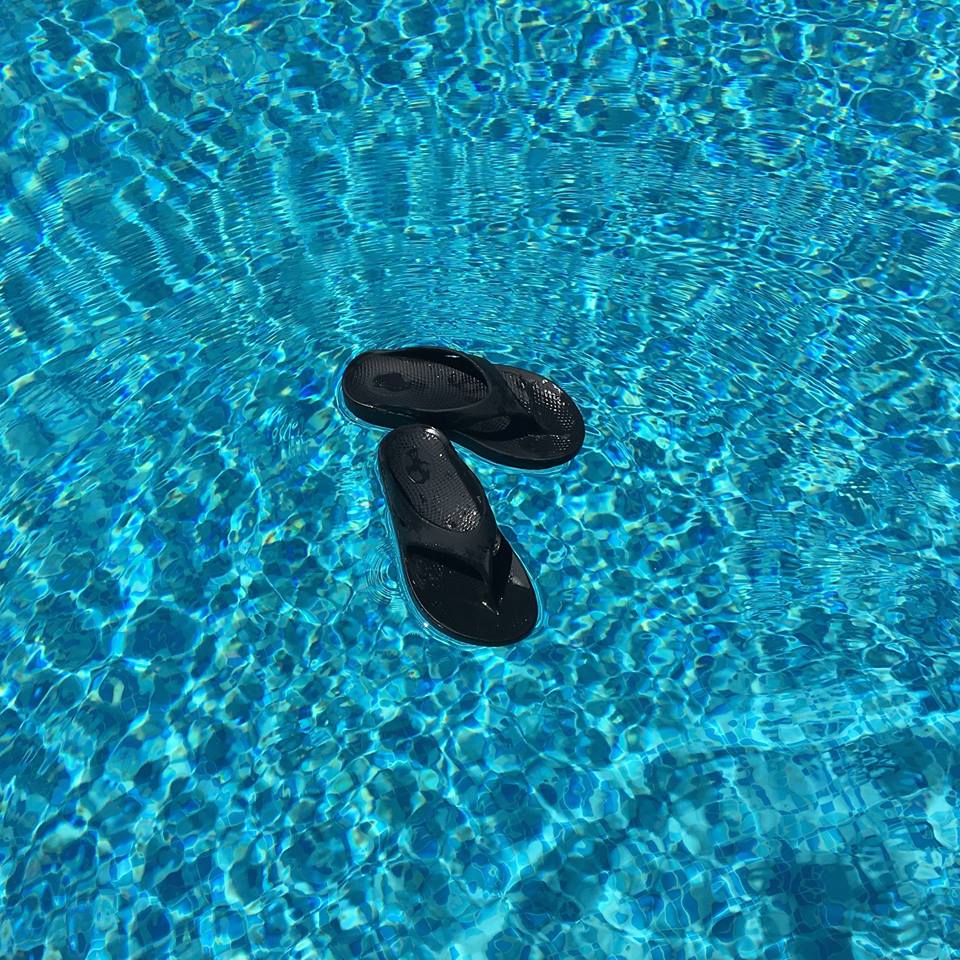 oofos sandals floating