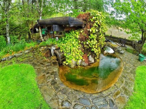 Hobbit House - Garden Pond
